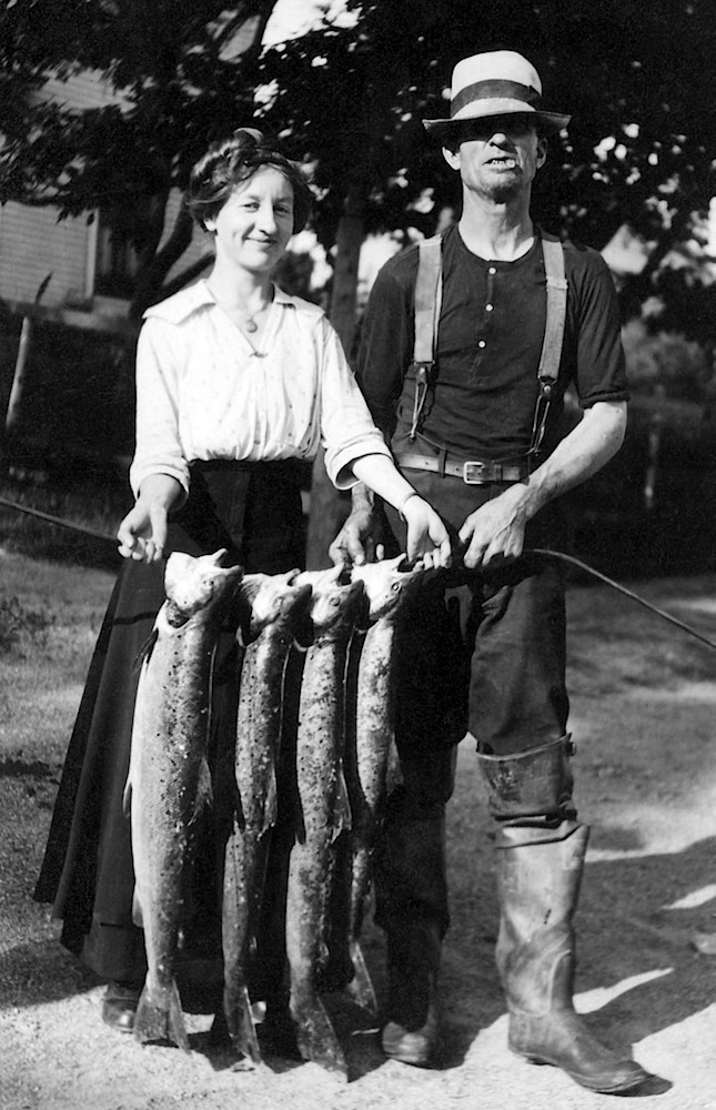 CoupleWith Four Fish120