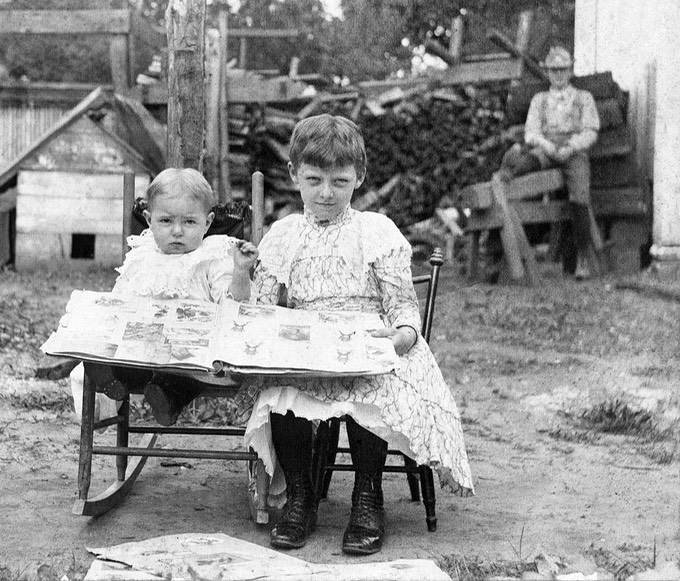 GirlsWithAlbum(crop)